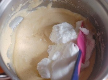 step4: 最後，分三次將蛋白霜拌入蛋糊內，輕力拌勻
