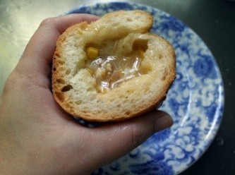 step8: 再將濃湯醬填入法國香蒜麵包裡，美味又簡單的濃湯醬堡就完成了，