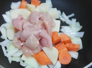 step4: <a href="https://bit.ly/3EZL8dD" target="_blank" data-keyword="雞胸" class="guide-link"><strong>雞胸</strong></a> <span style="display:inline-block;vertical-align:middle;margin-top:-3px;color:initial;border-radius:3px;padding:2px 3px;font-size:12px;line-height:14px;background:#87d300;color:#fff;">即買</span> 肉塊也放下去炒炒炒~~~