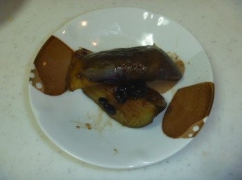 step4: 開鍋蓋,撈起昆布乾片與蒜碎,用中火將鍋子前傾煮至收乾即可.