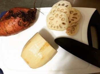 step2: 地瓜和蓮藕洗淨削皮後切成薄片