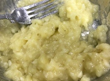 step3: 最後加入已壓成蓉的香蕉及切碎的合桃(2/3份量)拌勻
 倒入模中