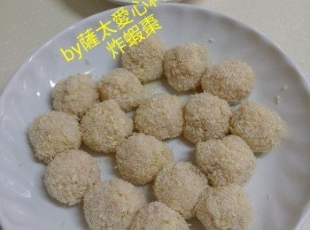step1: 蝦膠搓成丸狀，滾上面包糠。