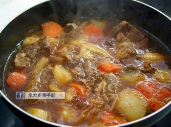 step5: 把牛腱切塊，放入有蘿蔔的鍋中，下湯至剛蓋過材料(另留起半碗湯)；下番茄醬和醬油拌勻，不用關蓋，以小火把汁料收至一半，用留起的湯加入1湯匙的粟粉(太白粉)拌勻，放入鍋中打芡，完成。