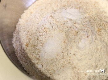 step2: 中筋麵粉、全麥麵粉、鹽混合拌勻。