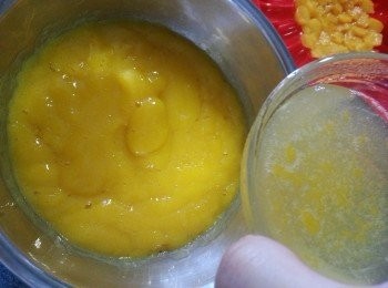 step4: 將以溶的魚膠粉倒入200g芒果汁內拌勻