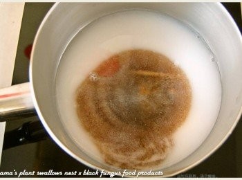 step3: 將步驟2的<span class="group_1">食材</span>，連同黑木耳露一同倒入至鍋中，用小火加熱。