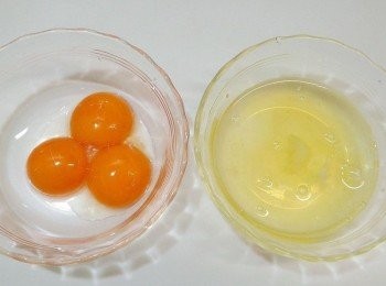 step1: 蛋白和蛋黃分開,蛋白放冷凍庫10-15分, 砂糖分兩份,各35g（一份蛋白用,一份蛋黃用）