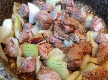 step3: 先加入醬油炒至上色，後加紅酒、燉煮