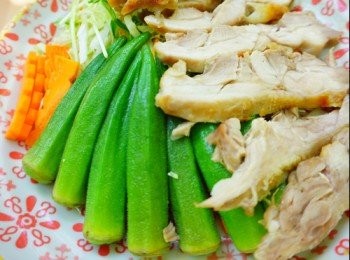 step7: 雞腿肉搭配蔬菜擺盤：蔬菜種類沒有固定模式，可任君喜愛而做出不同的變化。配色有紅有白有綠，使色彩鮮亮豐富些，料理講究色香味，顏色漂亮，自然也使得味道吃起來更加鮮美了。 

搭配的蔬菜1：高麗菜洗凈切細絲，泡水10分鐘撈出備用，紅蘿蔔片、豆苗、秋葵洗凈川燙撈出排於盤子內。