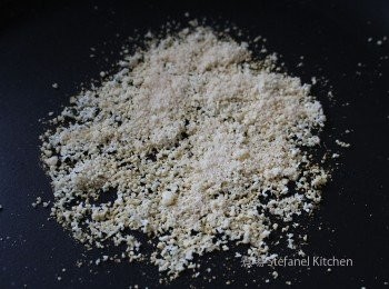 step2: 開小火白鑊(即沒有油的鑊) ，集中洒上芝士粉，待芝士粉慢慢熱溶後會形成一塊薄脆，小心拿起備用