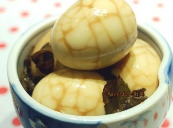 step5: 剛滷好的茶葉蛋，雖然不是很入味，但是蛋的口感好軟嫩，很好吃。第二天吃的時候，蛋的口感稍微硬Q一點，但是更加入味，又是另一個層次的味道。第三天吃的時候，好像更鹹香一點，茶香也更明顯。每天吃一顆茶葉蛋，品嚐出了不同層次的口感與味道。