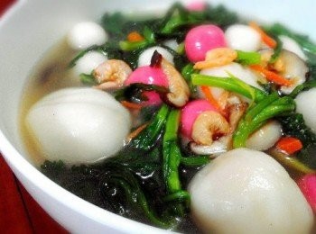 step1: 香菇泡軟切絲、青蔥切段、澎湖金鉤蝦、澎湖茼蒿菜，全洗淨備用； 另起一鍋水滾熟，