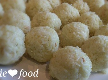 step2: B 粒粒饭团的做法:

1.把所有B的材料加入电子饭锅里，搅拌均匀。然后开电像平时煮饭一样。
2. 把煮好的饭取出，有点冷了再把饭团搓圆成粒粒鸡饭。