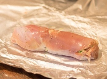 step10: 用雞肉包起輕輕按實，頭尾包起按好，雞肉的交接位需要重疊一點點