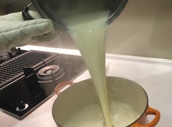 step6: 然後拿起一尺高的位置直倒進已放石膏生粉液的煲內，要快！