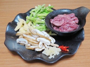 step2: 2.利用肉絲醃漬時間處理好所需<span class="group_1">食材</span>，蘆筍去除根部粗纖維切小段，
玉米筍斜切小段，香菇切片，蒜頭切細末，辣椒切小片備用。
(不吃辣，辣椒可省略)