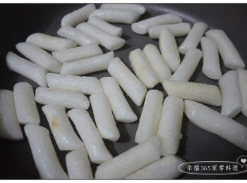 step2: 鍋中放適量油，油熱後以小火將年糕表面煎至微微焦脆，煎好後盛出備用。