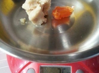 step7: 將蓮蓉和蛋黃一起磅成25g一份,將蛋黃包入蓮蓉內搓圓待用