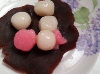 step2: 取一球紅豆泥壓扁將湯圓包進紅豆泥中戳圓備用