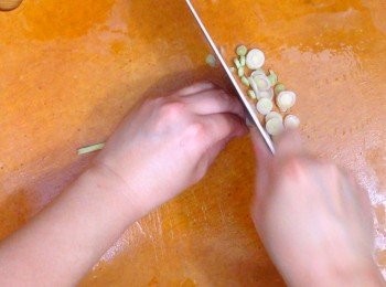 step3: 香茅撕去表皮切碎