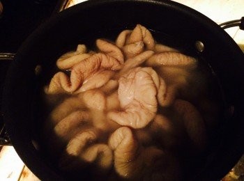 step3: 燒水，加入一小勺鹽巴，水開後把大腸放入，煮兩三分鐘，撈起，瀝幹水，放涼。