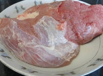 step8: 瘦肉同上 , 可一同用薑片出水備用