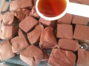 step1: 豬紅用滾水加魚露浸1小時以上待入味