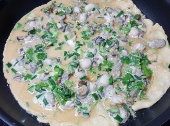 step8: 用適量油起鑊燒熱,將所有材料倒入鑊中平均灘開,用中火將兩邊煎香即可