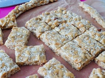 step5: 花生糖在室溫待涼後，切件享用