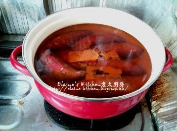 step2: 用中火煮至片糖開始溶化 , 蓋上蓋轉慢火煮20分鐘