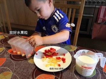 step3: 先放一層水果粒