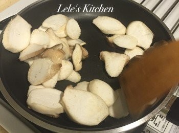 step1: 先將杏鮑菇切片，直接丟入不沾鍋中
開小火慢煎到微微出水