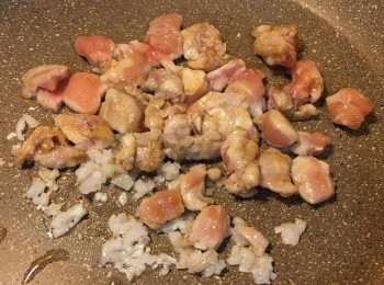 step3: 放少許油落鑊，先爆香紅蔥碎，跟住加入雞肉粒炒至金黃色