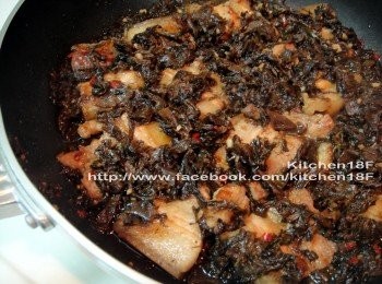 step7: 【肉片更入味的小撇步】肉片和梅乾菜碎略為拌炒後，蓋上鍋蓋，小火燜煮10分鐘。