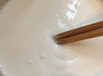 step1: 椰奶冷藏備用，糯米粉、粘米粉、糖混合，加椰奶班蘭香油拌勻。