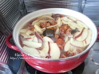 step4: 再放入整碎的羅漢果拌勻 , 用中火煲滾後蓋上蓋繼續用中火煲45分鐘