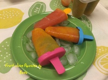 step3: 將果汁混合，加入冰棒盒中，冷凍4小時左右即可製成冰棒