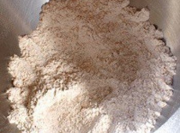 step1: 將所有粉末倒進容器裡，低速攪拌均勻。