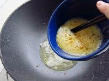 step5: 鍋內蔥油燒熱，倒入蛋液炒蛋的火要大，不好判斷的時候可以用筷子沾一點蛋液探進油裡，馬上起泡膨脹開油溫就可以瞭 如果油溫過高，可以先離火或者倒一點冷油稍稍降溫 如果用的鍋是鐵鍋等非不粘鍋，那麼油要記得稍微多放些，火候到了，其實不必擔心會太過吸油