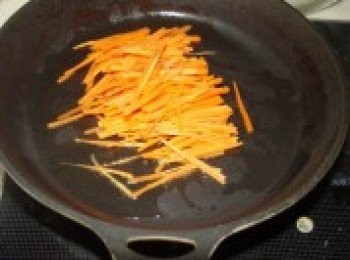 step6: 胡蘿蔔過油，炒過，這樣胡蘿蔔的營養才會更好的被我們吸收。