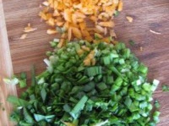 step2: 韭菜洗淨切碎，胡蘿蔔切碎。