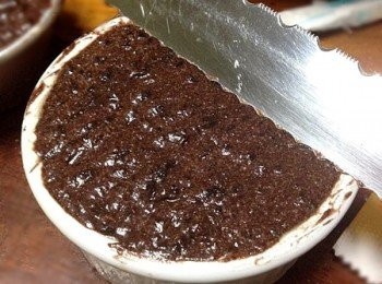 step10: 倒進烤模，將烤模邊緣都填滿，再用長一點的刀子或刮刀將表面抹平、以拇指括一圈。