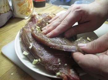 step2: 牛肉雙面以鹽、胡椒粉及醬油「慢慢按摩」方式讓調味更能滲入。