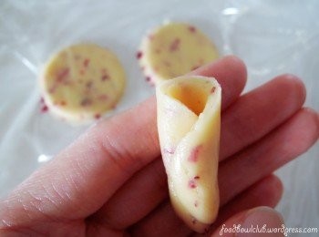 step8: 用塑料瓶盖或圆形模具把形状割出，然后取一个圆形面皮将它卷起当花蕊。