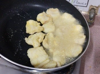 step5: 再將油煮熱， 下魚塊翻炸至乾身, 撈起隔油備用 (*魚一定要徹底吸乾水份， 否則炸完不夠香口。 )