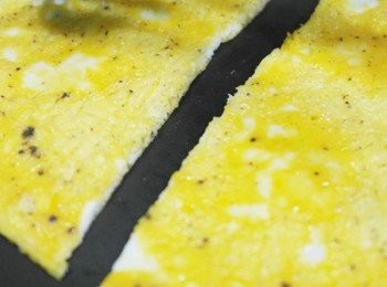 step4: 把煎好的蛋對切備用!!