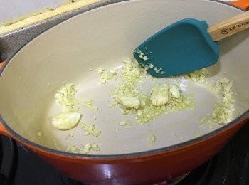 step2: 燒熱油鍋子，加入蒜蓉快炒至香味突出