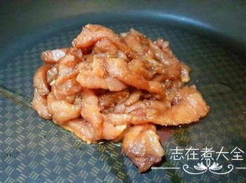 step2: 燒熱鍋，下豬肉絲炒熟盛起備用