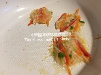 step3: 熱鑊下油，放適當份量煎至兩邊金黄即可。